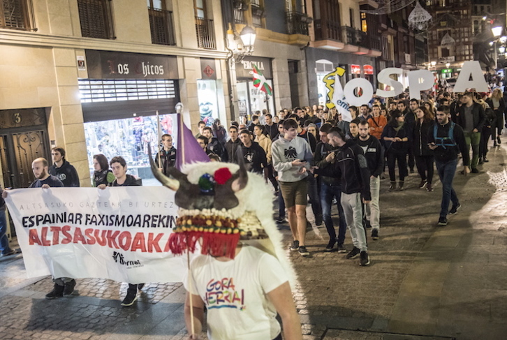 La manifestación por los jóvenes de Altsasu ha recorrido varias calles del Casco Viejo de Bilbo. (Marisol RAMIREZ/FOKU)