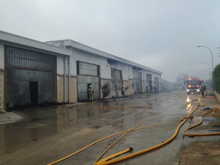 Los bomberos, trabajando en Samaniego. (@BomberosEuskadi)