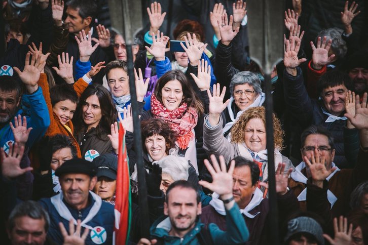 Hilabete luzeetako lana izan da galdeketa. (@GureEskuDagoDon)