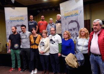Familia y amigos de Iñigo Cabacas antes de ofrecer la rueda de prensa. (Luis JAUREGIALTZO/FOKU)