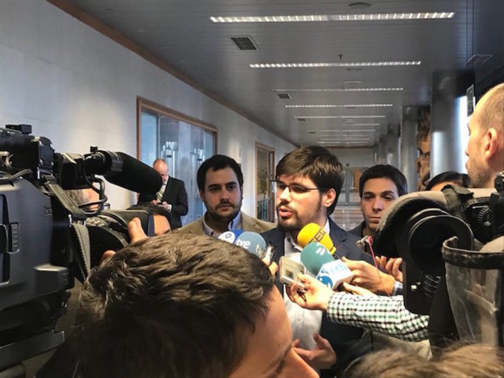 Lander Martínez atiende a los medios tras su reunión con Azpiazu. (@PodemosEuskadi_)