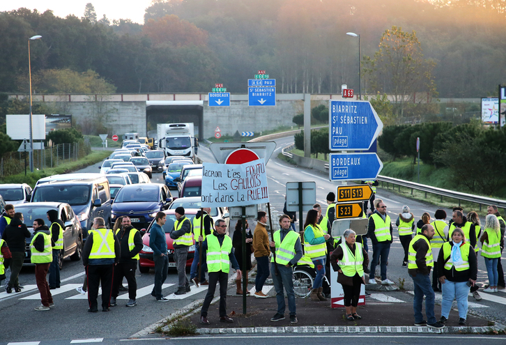 Baionako Grand Basque erronda bloketatu dute ‘Txaleko Horiek’. (Bob EDME)