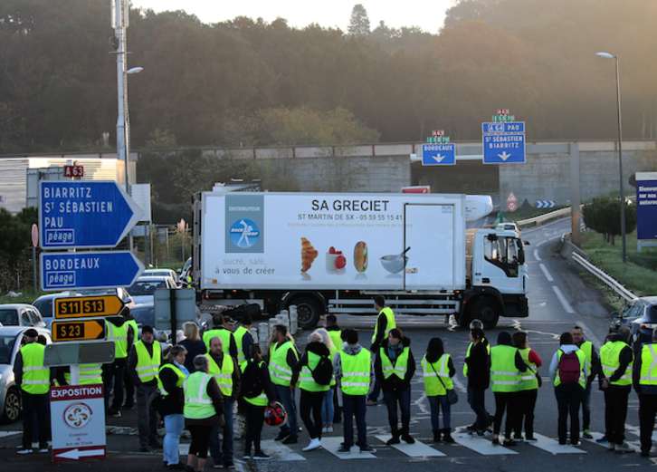 Un camión gira al encontrarse con la carretera cortada. (Bob EDME)