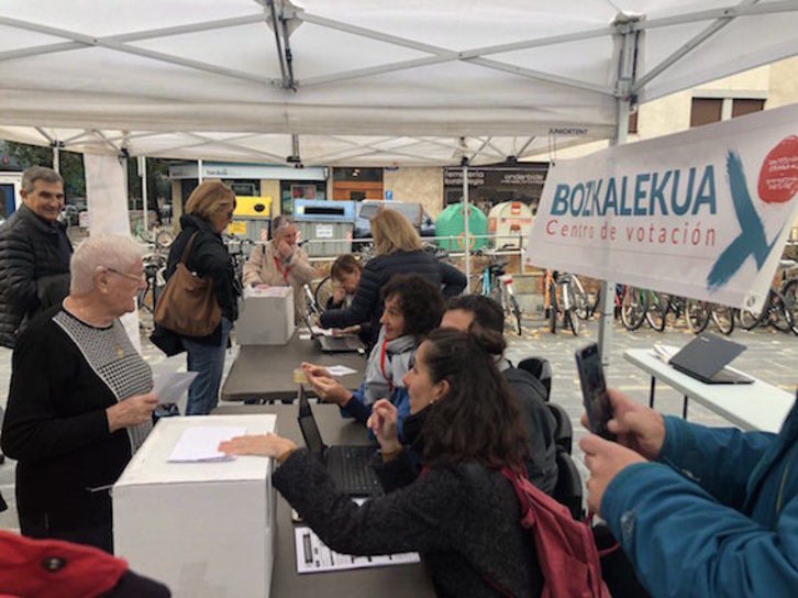 Emakumeak, lehenak bozkatzen. (NAIZ.EUS)