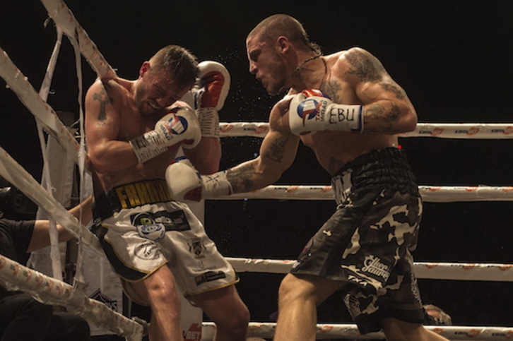 Legarraga suelta su derecha en pleno combate. (Monika DEL VALLE/FOKU)