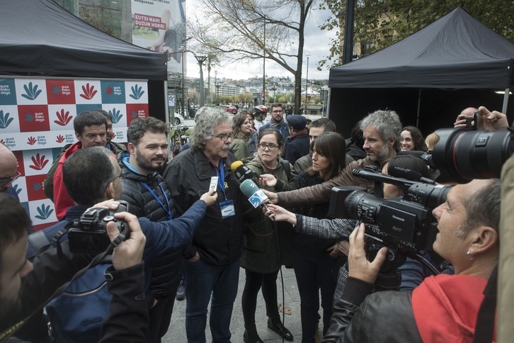 Los miembros de ERC Rufián y Tardà prestan declaración a los medios (Jon URBE / FOKU)