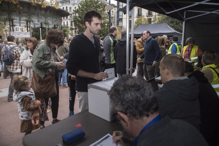 Ciudadanos de Donostia, votando en el Boulevard. (Jon URBE/FOKU)
