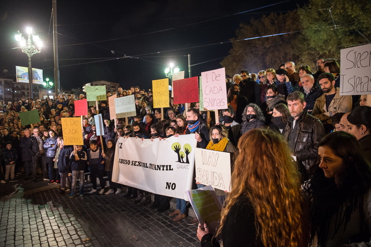 Concentración en Bilbo en el Día Mundial para la Prevención del Abuso y el Maltrato Infantil. (FOKU)