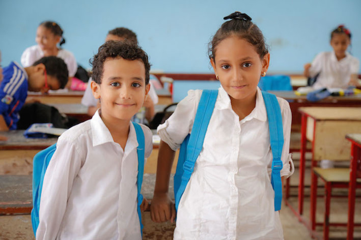 Dos jóvenes yemeníes, en una escuela en la ciudad de Adén. (UNICEF) 