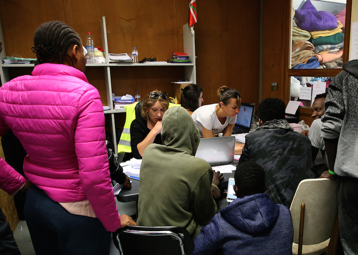 Varios migrantes, en el centro de acogida de Baiona. (Bob EDME)