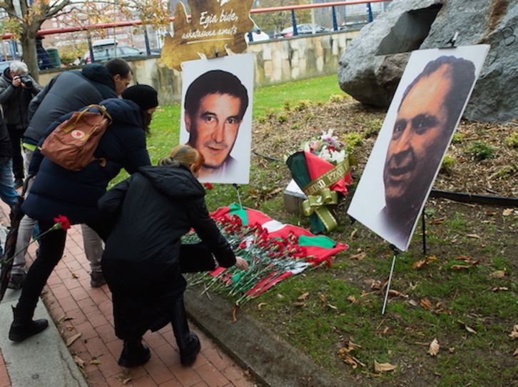 Acto en el parque de Ametzola en recuerdo a Josu Muguruza y Santi Brouard. (Luis JAUREGIALTZO/FOKU)