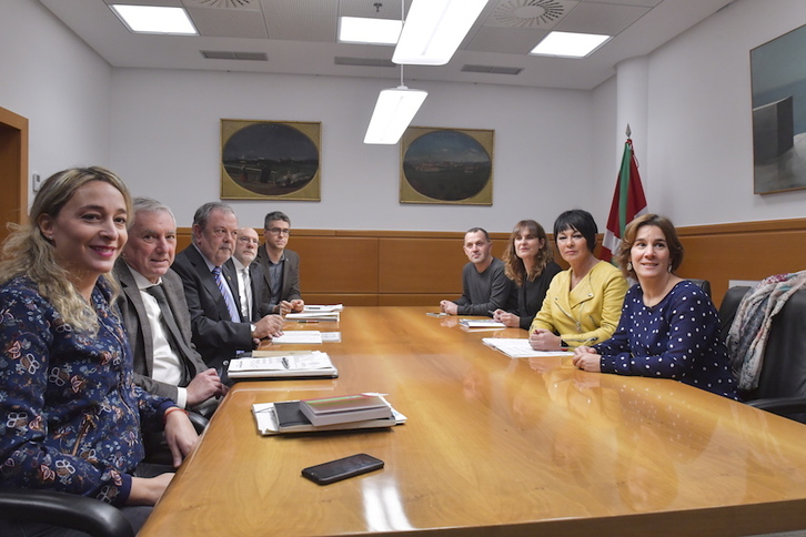 Las delegaciones de Lakua y EH Bildu, hoy en Gasteiz. (Idoia ZABALETA/FOKU)