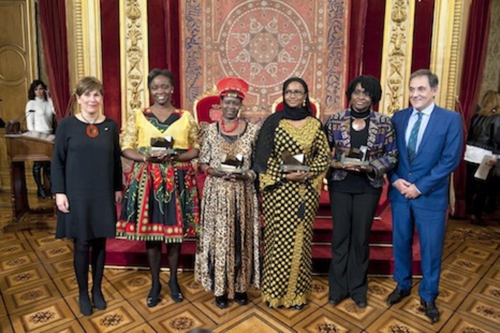 Barkos, junto a las cuatro activistas africanas galardonadas. (GOBIERNO DE NAFARROA)