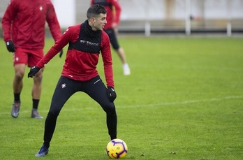 Villar, en un entrenamiento en Taxoare. (OSASUNA)