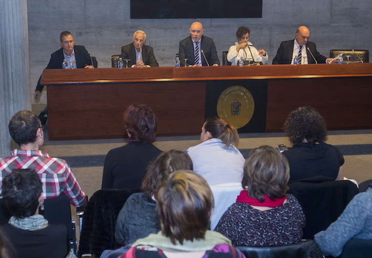 Mesa redonda en el Colegio de Abogados de Bizkaia. (Luis JAUREGIALTZO / FOKU)