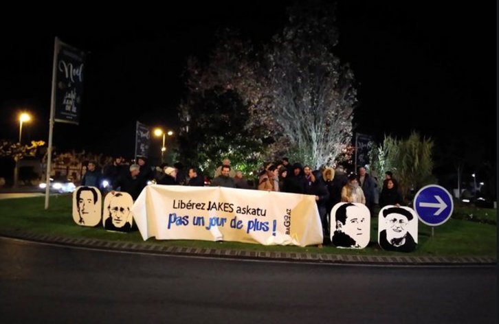 Concentración este martes en Donibane Lohizune por la libertad de Jakes Esnal. (@MediabaskInfo)