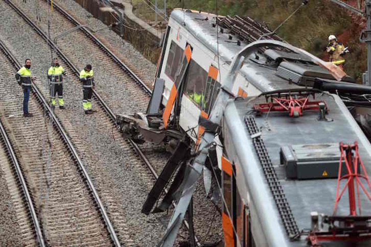 Un deslizamiento de tierra ha provocado el descarrilamiento. (Pau BARRENA/AFP)