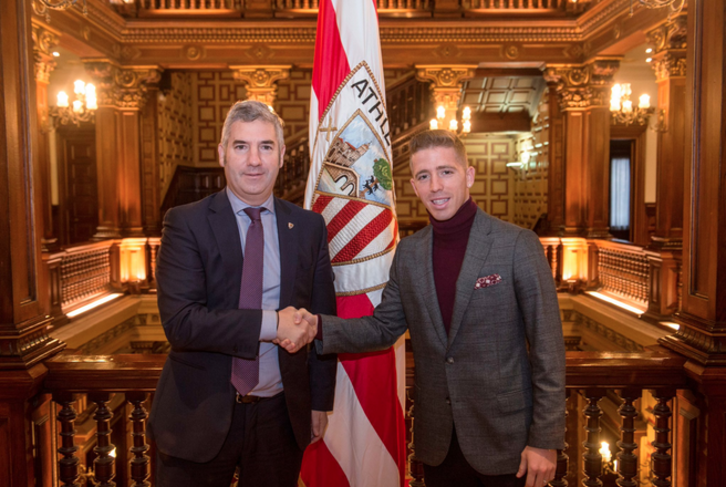 Muniain y Urrutia en la firma del contrato. (ATHLETIC CLUB).