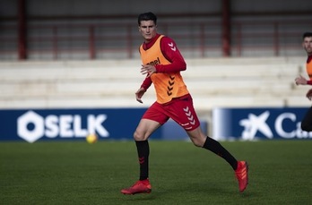 Luis Perea, en pleno entrenamiento en Taxoare. (OSASUNA) 