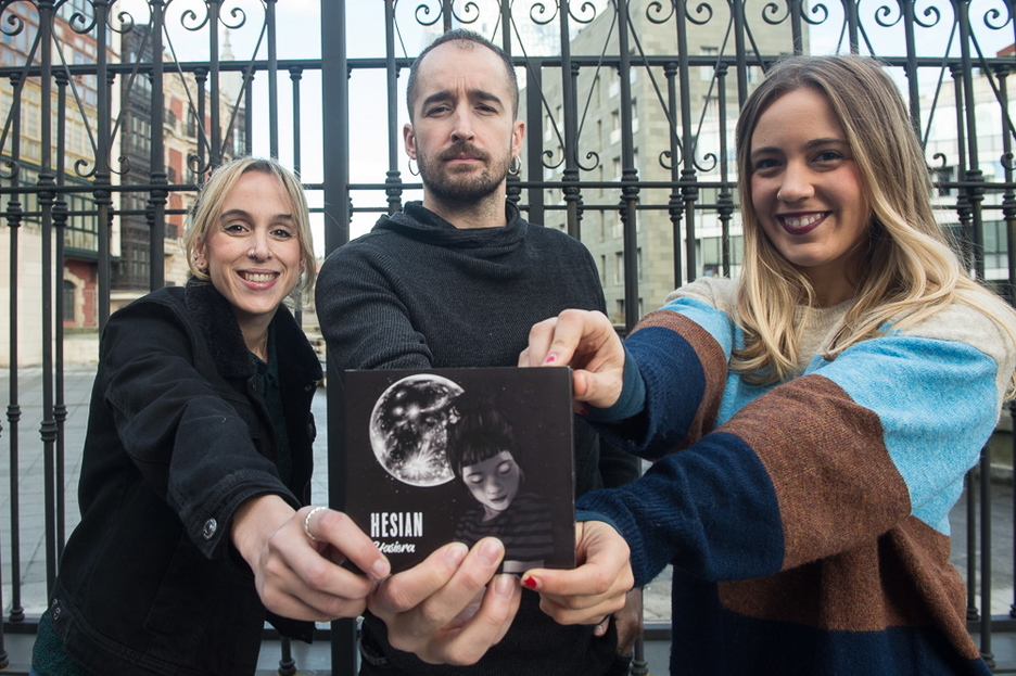 Hesian taldeko Ane Bastida, Fran Urias eta Zuriñe Hidalgok aurkeztu dute disko berria. (Monika DEL VALLE / FOKU)