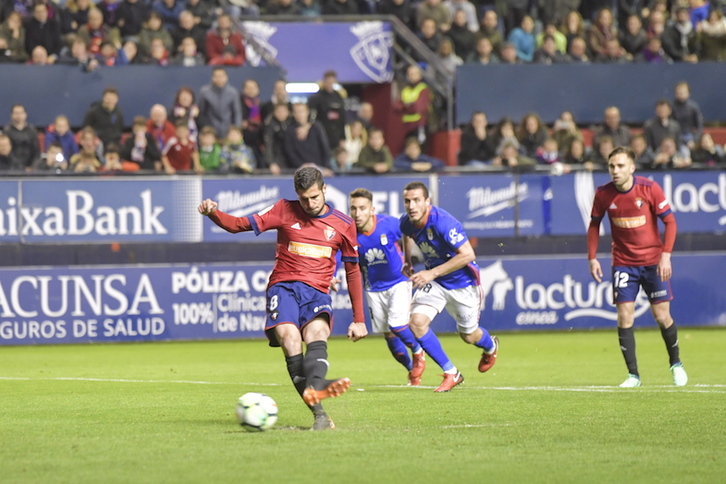 Fran Mérida lanza un penalti con la camiseta rojilla. (Idoia ZABALETA / FOKU)