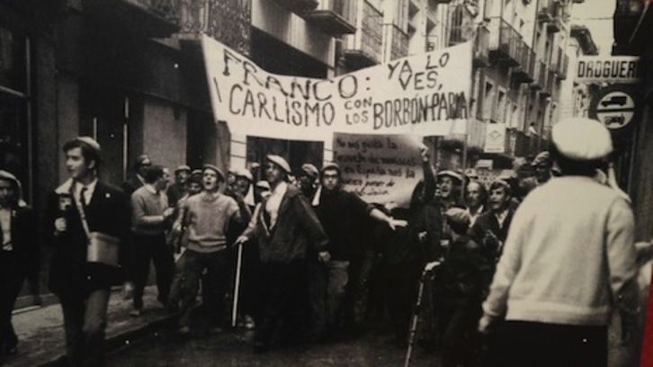 Imagen de una manifestación carlista en Lizarra en contra de Franco.