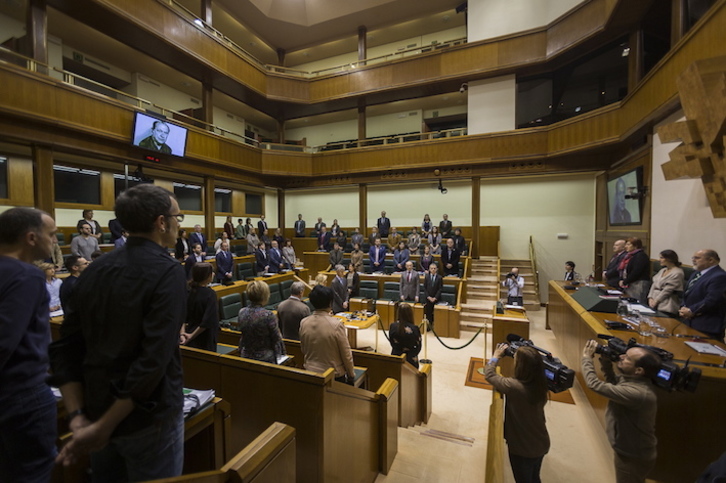 Los parlamentarios han guardado un minuto de silencio por Santi Brouard. (Endika PORTILLO/FOKU)