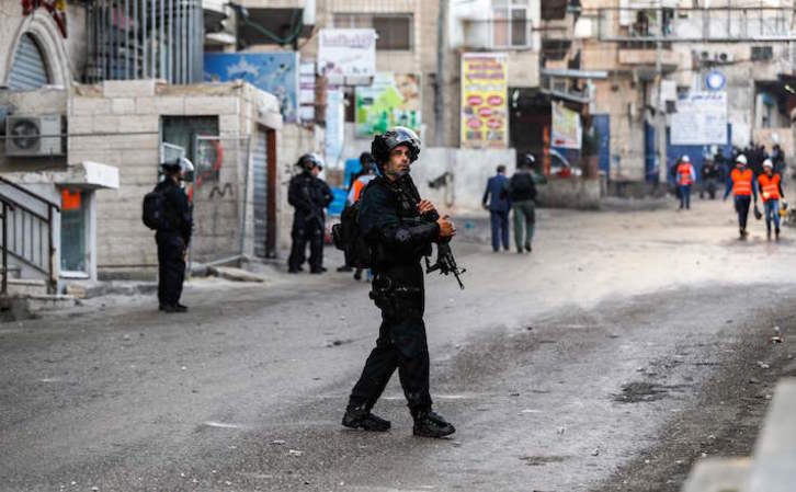 Miembros de las fuerzas israelíes en el barrio de Shuafat, en Jerusalén Este. (Ahmad GHARABLI/AFP)