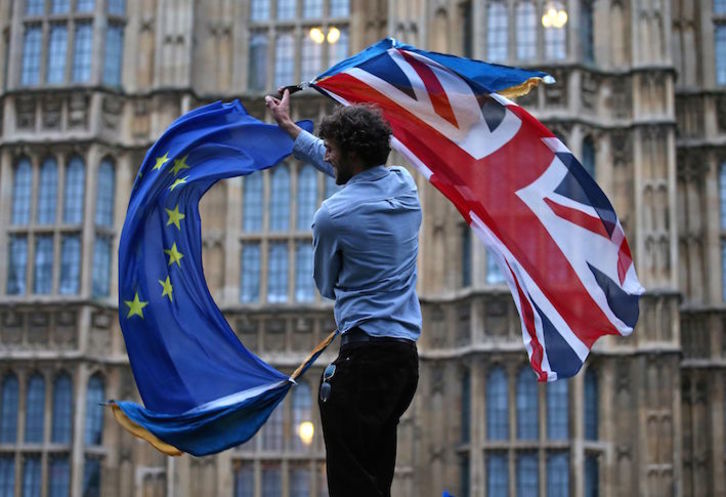 Un hombre ondea las banderas británica y europea en una protesta contra el Brexit en Londres. (Justin TALLIS/AFP)