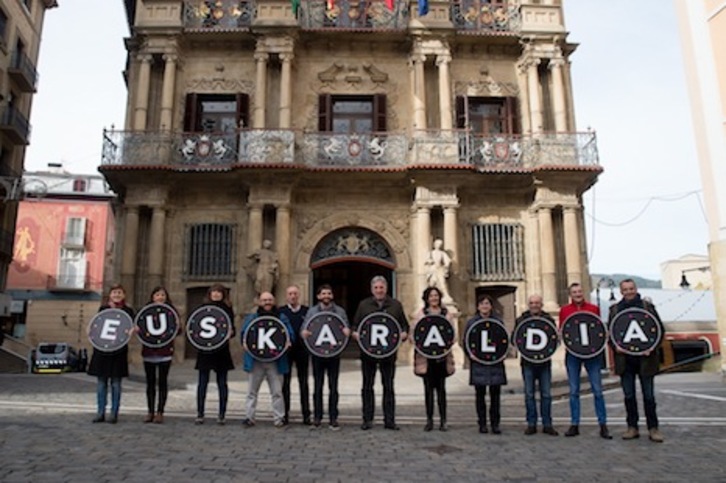 Asiron y varios concejales de Iruñea, en el acto de apoyo a Euskaraldia. (Iñigo URIZ/FOKU)