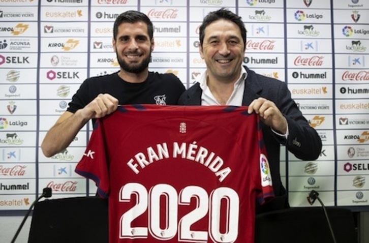 Fran Mérida posa Braulio tras su renovación. (OSASUNA)