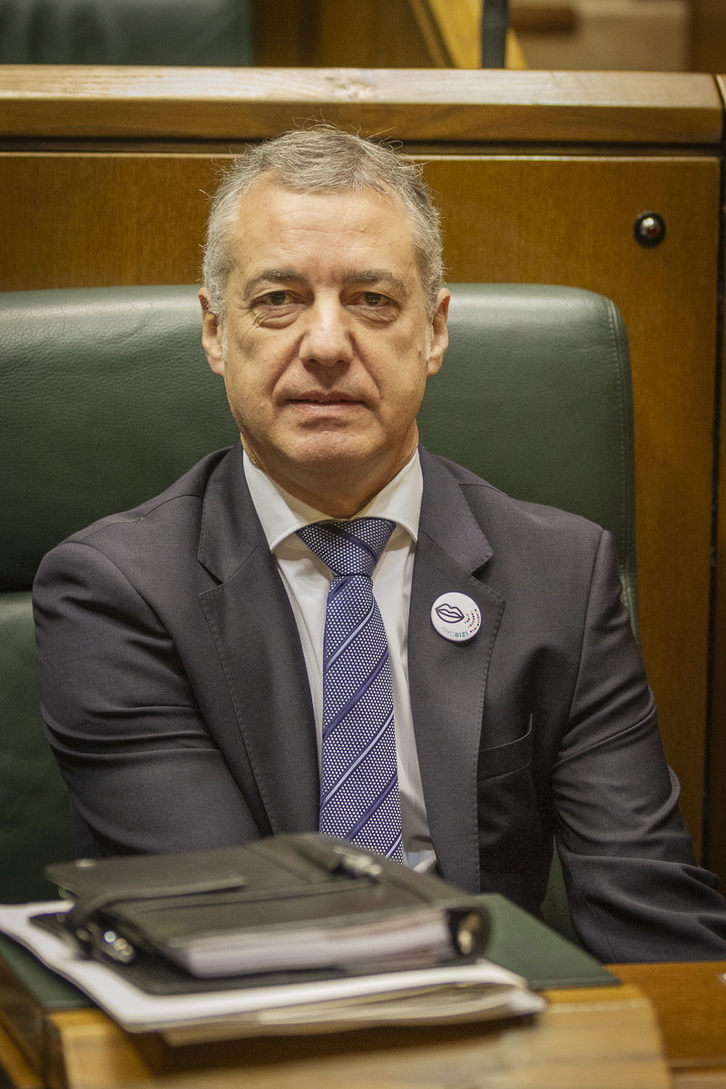 Iñigo Urkullu lehendakaria, Ahobizi txapa soinean, Gasteizko Parlamentuan. (Endika PORTILLO / FOKU)