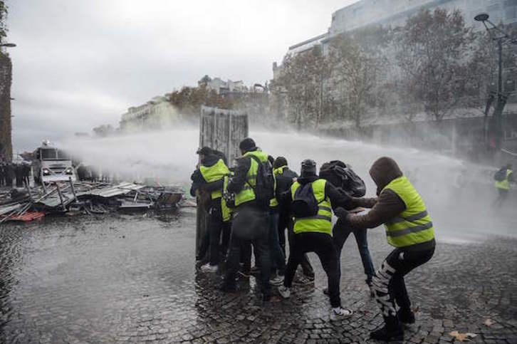 La Policía ha empleafo cañones de agua contra los manifestantes. (Lucas BARIOULET/AFP)
