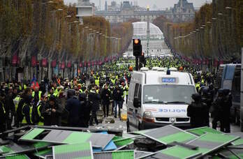 La Policía ha empleafo cañones de agua contra los manifestantes. (Lucas BARIOULET/AFP)