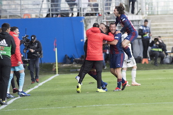 Eibarko jokalariak, gol bat ospatzen. (Juan Carlos RUIZ/FOKU)