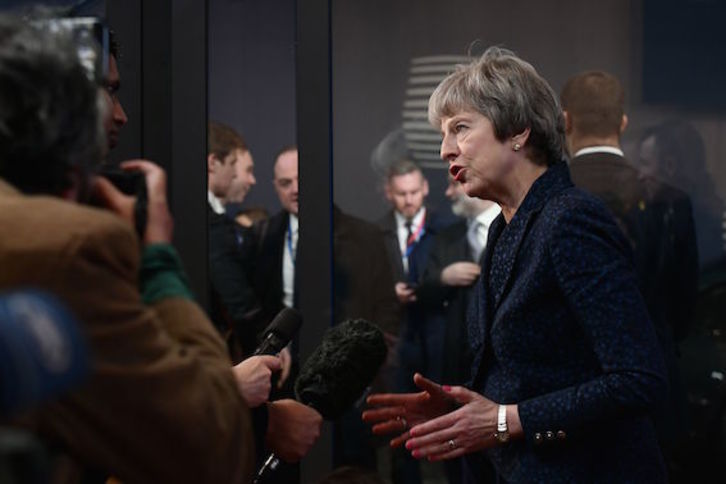 Theresa May sigue de cerca los acontecimientos de Bruselas. (Philippe LOPEZ/AFP)