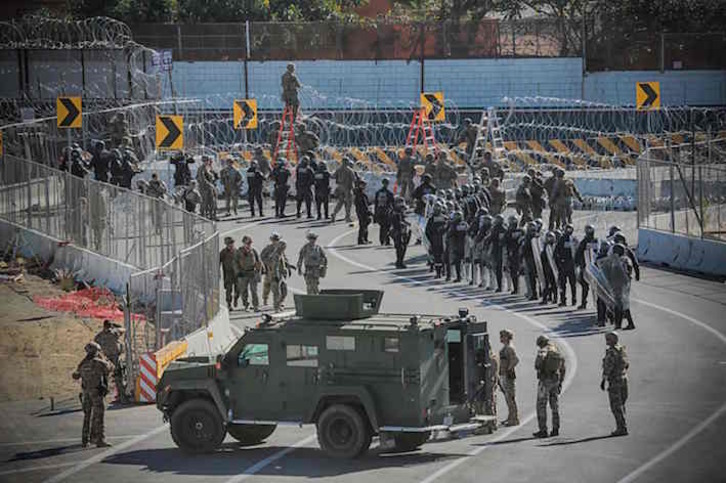 Fuerte despliegue militar de EEUU en la frontera de San Diego. (Sandy HUFFAKER/AFP) 