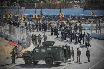 Fuerte despliegue militar de EEUU en la frontera de San Diego. (Sandy HUFFAKER/AFP)