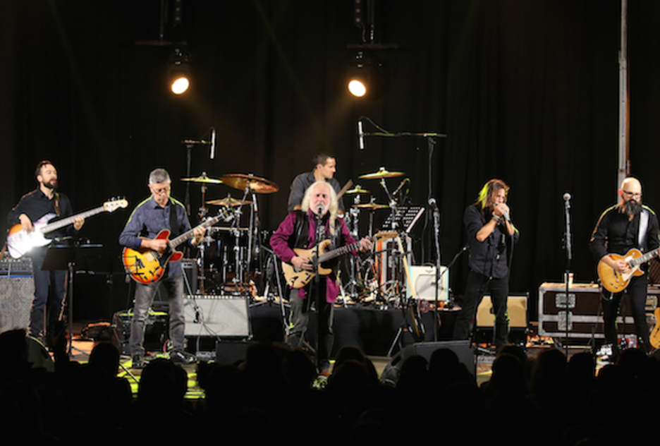 Niko Etxart a été accompagné d’artistes provenant de tout le Pays Basque. ©Bob EDME