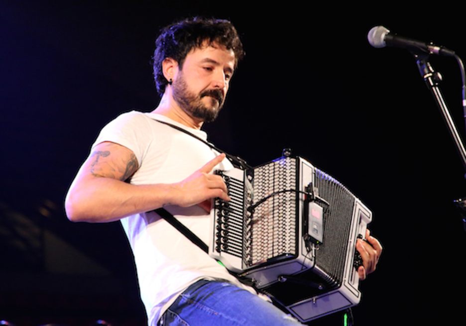 Xabi Solano, chanteur du groupe basque Esne Beltza. ©Bob EDME 