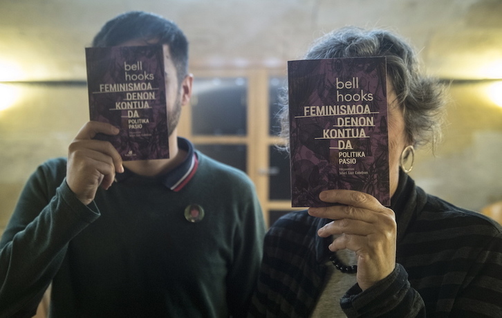 Katakrakeko Hedoi Etxarte eta Mari Luz Esteban, Bell Hooks-en liburuarekin. (Jon URBE/FOKU)