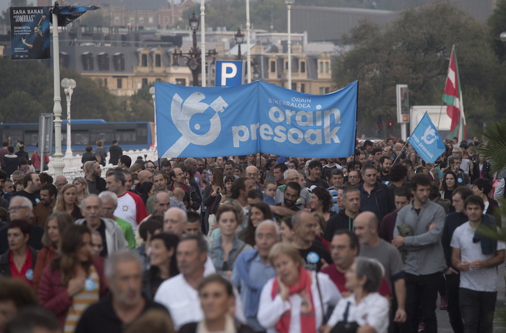 Manifestación de apoyo a los presos vascos recientemente celebrada en Donostia. (Jon URBE / FOKU)
