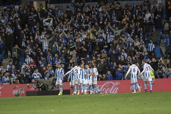 Los donostiarras celebran el tanto de Mikel Oyarzabal. (Giorka RUBIO / FOKU)
