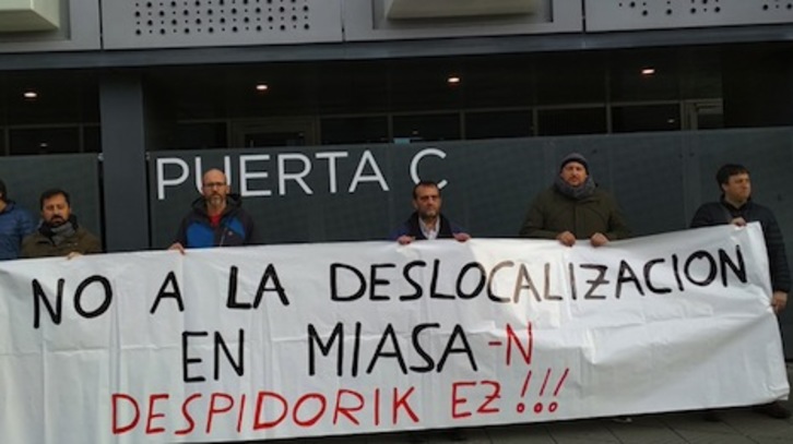 Imagen de archivo de una concentración en contra de los despidos en Miasa de Iruñea. (ELA)
