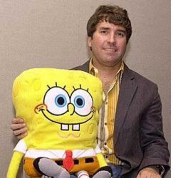 Stephen Hillenburg, con el principal protagonista de sus dibujos animados. 