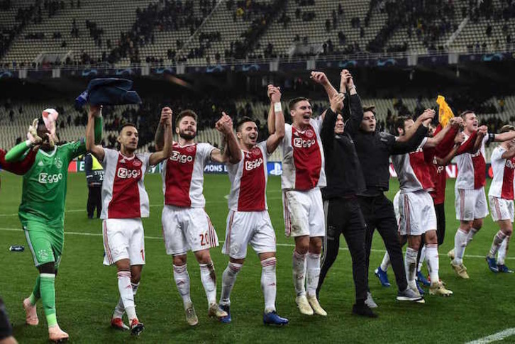 Los jugadores del Ajax celebran en Atenas su pase a octavos. (ARIS MESSINIS / AFP)