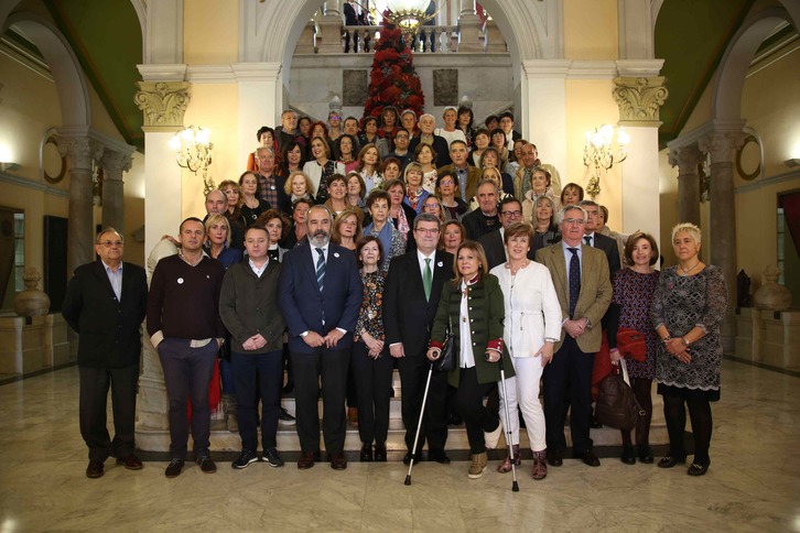 Docentes jubiladas posan junto con integrantes de la Corporación municipal.