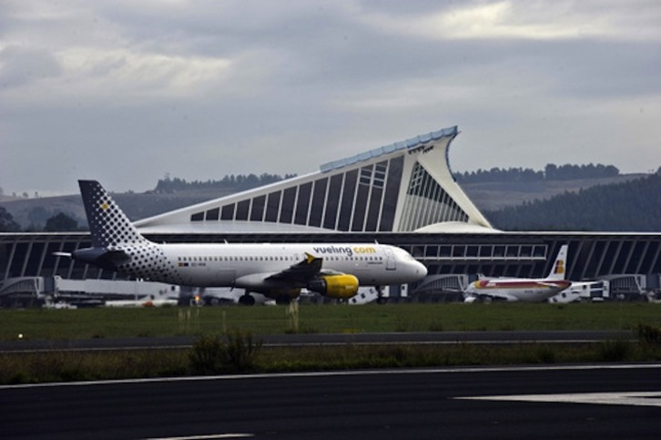Un avión de Vueling en el Aeropuerto de Loiu (Luis JAUREGIALTZO/FOKU)