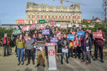 G7 EZ! plataformako kideak, Biarritzen egin duten agerraldian. (Isabelle MIQUELESTORENA)