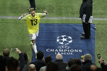 Neymar se despide del público, con el que ha tenido sus más y sus menos a lo largo del choque. (Geoffroy VAN DER HASSELT / AFP)